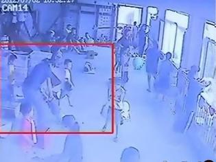 Φωτογραφία για Σοκαριστικό: Δασκάλα στην Κίνα χτυπάει μικρό μαθητή και τον αφήνει αναίσθητο