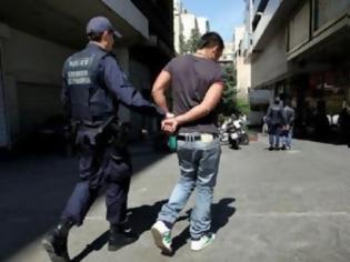 Φωτογραφία για Πάτρα: Συνελήφθη ένα απο τα δυο αδέλφια που επιτέθηκαν και λήστεψαν 37χρονο