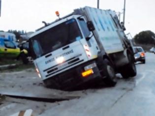 Φωτογραφία για Βούλιαξε στην άσφαλτο απορριμματοφόρο του δήμου Κομοτηνής!