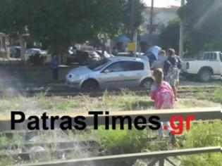 Φωτογραφία για Πάτρα: Πάρκαρε το αυτοκίνητο πάνω στις γραμμές του προαστιακού!