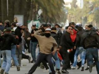 Φωτογραφία για Αιματηρές συγκρούσεις στη Τυνησία με νεκρό