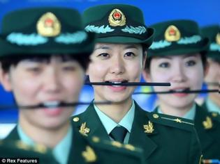 Φωτογραφία για Δείτε πως γίνεται η εκπαίδευση...χαμόγελου σε γυναίκες αστυνομικούς στην Κίνα!!!
