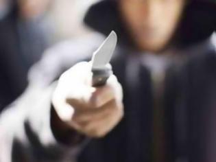 Φωτογραφία για Μαθητής εισέβαλε με μαχαίρι σε σχολείο στην πλατεία Βάθη επειδή τον απέβαλαν