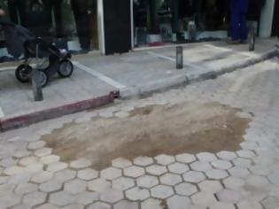 Φωτογραφία για Έκλεισαν με χώμα τη λακκούβα στη Σαλονικιού στη Χαλκίδα