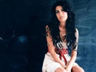 Φωτογραφία για Amy Winehouse: Έκλεψαν το νυφικό της από το σπίτι στο οποίο πέθανε!