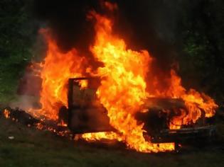 Φωτογραφία για Ύποπτο αυτοκίνητο στις φλόγες