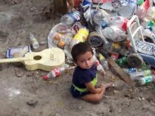 Φωτογραφία για Σοκ στην Ξάνθη: Οικογένεια τρώει μέσα στα σκουπίδια, στο κέντρο της πόλης