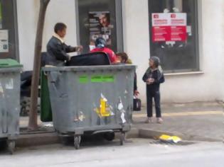 Φωτογραφία για Ξάνθη: Ψάχνουν στους κάδους σκουπιδιών για… φαγητό!