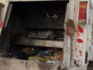 Φωτογραφία για Στις φλόγες σακούλες σκουπιδιών που βρίσκονταν μέσα σε απορριμματοφόρο