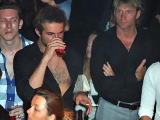 Φωτογραφία για Σταύρος Νιάρχος: Προβάλει το τριχωτό του στήθος κρατώντας… γυναικεία τσάντα!