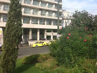 Φωτογραφία για Έλληνες από πατριωτικές οργανώσεις έξω από ξενοδοχείο στην Πλατεία Καραϊσκάκη...
