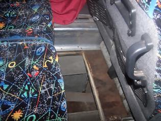 Φωτογραφία για Είχαν διαμορφώσει κρύπτη στο λεωφορείο για τη μεταφορά τριών μεταναστών!