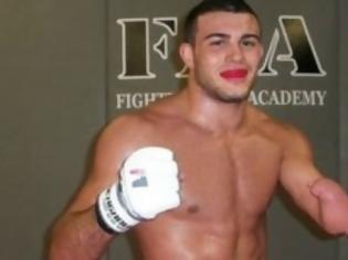 Φωτογραφία για Εντυπωσιάζει ο νεαρός μονόχειρας μαχητής του MMA