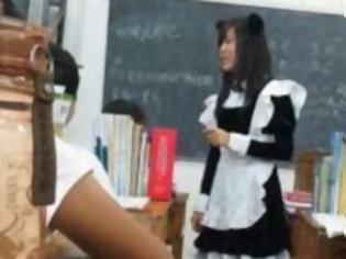 Φωτογραφία για Σέξι καμαριέρα ντύθηκε καθηγήτρια προκειμένου να πείσει τους μαθητές να διαβάσουν (ΦΩΤΟ)