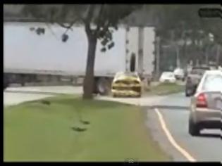 Φωτογραφία για ΑΠΙΣΤΕΥΤΟ!!! Τροχός φορτηγού οχήματος φεύγει και αφού διανύσει μερικά μέτρα συγκρούεται με φόρα πάνω σε ταξί! Δείτε το βίντεο...