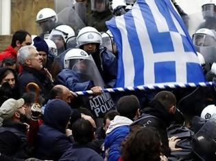 Φωτογραφία για Bloomberg.: Για να σώσετε την Ελλάδα σταματείστε να την δανείζετε
