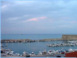 Φωτογραφία για Επαφές Μπρα με φόντο την κρουαζιέρα στο λιμάνι του Ηρακλείου
