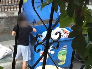 Φωτογραφία για ΕIKONEΣ - ΣΟΚ: Νεαρός ψάχνει για φαγητό στα σκουπίδια στο Αγρίνιο