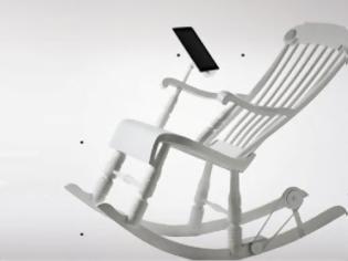 Φωτογραφία για Η κουνιστή πολυθρόνα έγινε… φορτιστής για το iPad