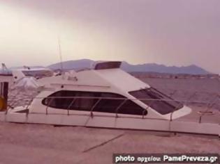 Φωτογραφία για Πρέβεζα: Ορφανό σκάφος προσάραξε στην παραλία της Λούτσας
