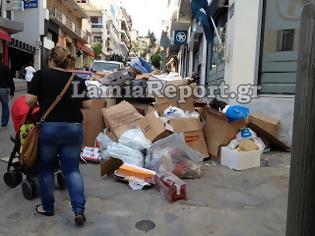 Φωτογραφία για Έκλεισαν τα πεζοδρόμια από τα σκουπίδια στη Λαμία!