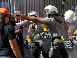 Φωτογραφία για Τα ΜΑΤ έκαναν έφοδο στο υπ. Εσωτερικών