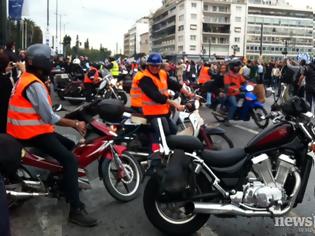 Φωτογραφία για Κόσμος έχει αρχίσει να συναθροίζεται στην πλατεία Συντάγματος