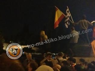 Φωτογραφία για Γιούχα στα ΜΑΤ που φυλάνε τη Βουλή από τον κόσμο