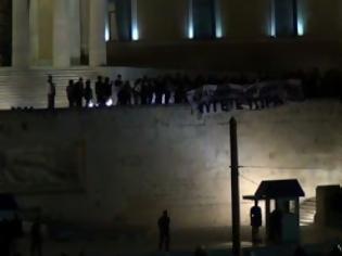 Φωτογραφία για Boυλευτές του ΣΥΡΙΖΑ πριν λίγο ανάρτησαν πανό πάνω από τον Άγνωστο Στρατιώτη υπό το βλέμμα των ΜΑΤ [photos]