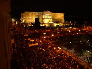 Φωτογραφία για ΤΩΡΑ: Πάνω από 200.000 πολίτες στο Σύνταγμα