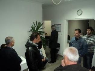 Φωτογραφία για ΣΥΜΒΑΙΝΕΙ ΤΩΡΑ: Τρίκαλα - Καταλήψεις στα γραφεία των βουλευτών