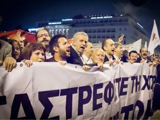 Φωτογραφία για ΔΕΙΤΕ: Οι βουλευτές του ΣΥΡΙΖΑ διαδηλώνουν έξω από τη Βουλή