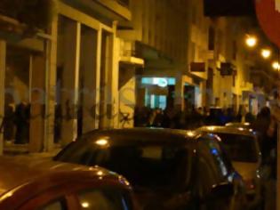 Φωτογραφία για Πάτρα: Ομάδα αντιεξουσιαστών πολιόρκησε την Α΄ ΔΟΥ - Δακρυγόνα έξω από το κτίριο [video]