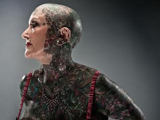 Φωτογραφία για ΣΟΚ!! Δείτε την γυναίκα με τα περισσότερα τατουάζ στο Κόσμο...