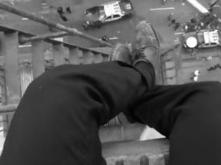 Φωτογραφία για 30χρονος ήθελε να πηδήξει από τον 6ο όροφο ξενοδοχείου μετά από ερωτική απογοήτευση