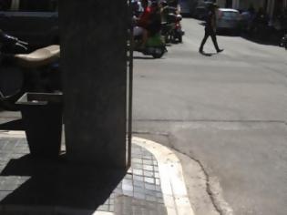 Φωτογραφία για Πάτρα: Τα σπασμένα πλακάκια του πεζοδρομίου την έστειλαν στο νοσοκομείο