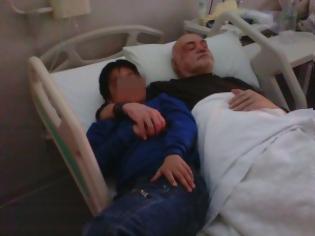 Φωτογραφία για Συγκλονίζει η φωτογραφία του Μπάρκουλη με τον γιο του στο κρεβάτι νοσοκομείου