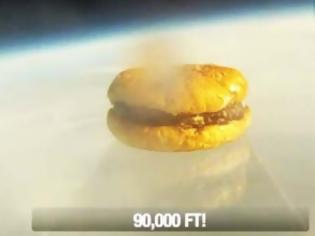 Φωτογραφία για Ένα χάμπουργκερ ταξιδεύει στο… Διάστημα! (video)