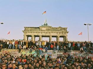 Φωτογραφία για Κομμουνιστική Παράνοια: Σαν Σήμερα πριν 23 χρόνια έγινε η πτώση του Τείχους!!! (Οι νοσταλγοί της φρίκης, μιλάνε σήμερα για ελευθερία...)