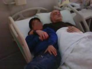 Φωτογραφία για Συγκλονίζει η φωτογραφία του Ανδρέα Μπάρκουλη με τον γιο του στο κρεβάτι νοσοκομείου