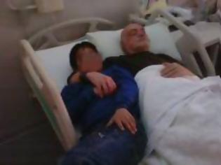 Φωτογραφία για Συγκλονίζει η φωτογραφία του Ανδρέα Μπάρκουλη με τον γιο του στο κρεβάτι νοσοκομείου