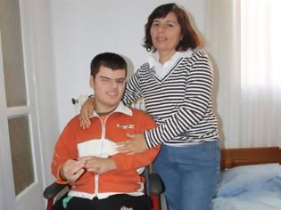 Φωτογραφία για Ντροπή-Έκοψαν το επίδομα σε 26χρονο με 100% αναπηρία   Read more: http://www.newsbomb.gr/koinwnia/story/251754/ntropi-ekopsan-to-epidoma-se-26hrono-me-100-anapiria#ixzz2BvrsjMc2