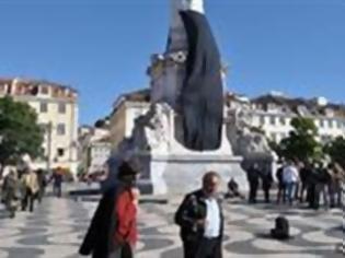 Φωτογραφία για Με μαύρα πέπλα σε αγάλματα υποδέχονται τη Μέρκελ στην Πορτογαλία