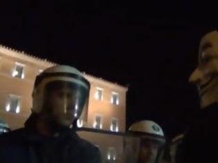 Φωτογραφία για Βίντεο αναγνώστη από τη χθεσινή συγκέντρωση - Πολίτης με μάσκα anonymous μπροστά στα ΜΑΤ