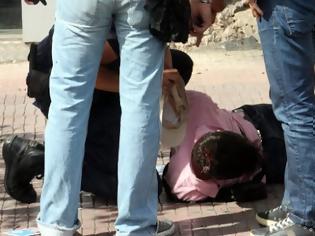 Φωτογραφία για Εύβοια-Οι ιδιοκτήτες κάβας κατάφεραν και συνέλαβαν τον οπλισμένο Αλβανό που πήγε να τους ληστέψει..Οι φάπες που έφαγε μετά ήταν κερασμένες από το κατάστημα.