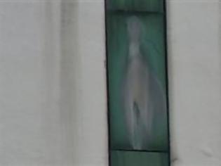 Φωτογραφία για Πιστοί «είδαν» την Παρθένο Μαρία σε παράθυρο νοσοκομείου