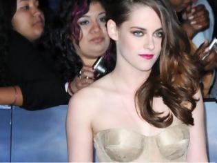 Φωτογραφία για K. Stewart: Με αποκαλυπτικό φόρεμα στο πλευρό του R. Pattinson στην
πρεμιέρα του Twilight!