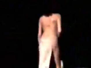 Φωτογραφία για Πάτησε το ρούχο της και έμεινε γυμνή στην πασαρέλα (video)