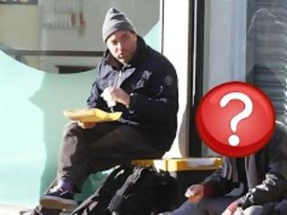 Φωτογραφία για Ποιος πασίγνωστος ηθοποιός εθεάθη να τρώει κάτω στο δρόμο;