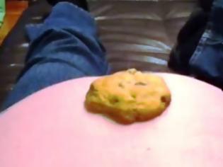 Φωτογραφία για Απίστευτο: Δείτε το έμβρυο να κλωτσάει το μπισκότο από την κοιλιά της μαμάς! [video]